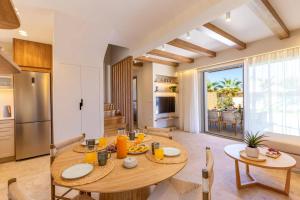 Η κουζίνα ή μικρή κουζίνα στο Villa Kamelia Seaside Almyra by Villa Plus