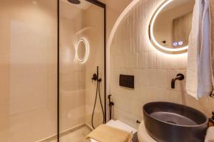 Ένα μπάνιο στο Villa Kamelia Seaside Almyra by Villa Plus +16 φωτογραφίες