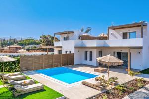 Πισίνα στο ή κοντά στο Villa Kamelia Seaside Breeze by Villa Plus