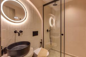 Ένα μπάνιο στο Villa Kamelia Seaside Breeze by Villa Plus +13 φωτογραφίες