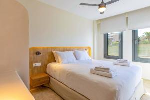 Ένα ή περισσότερα κρεβάτια σε δωμάτιο στο Villa Kamelia Seaside Breeze by Villa Plus