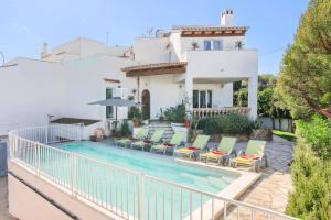 una villa con piscina e una casa di Villa Juan by Villa Plus a Portopetro