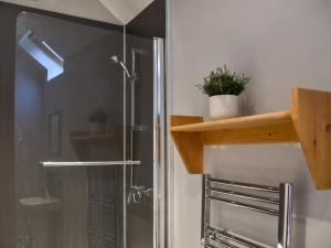 een badkamer met een douche met een glazen deur bij The Dairy - Uk50885 in North Walsham +2 foto's
