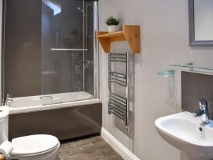 een badkamer met een toilet, een wastafel en een douche bij The Dairy - Uk50885 in North Walsham