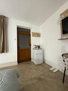 a bedroom with a bed and a small kitchen at Casa Cota in Craiova