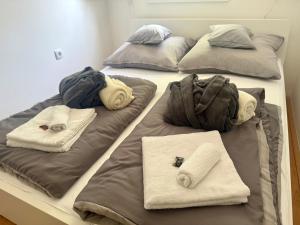 Ένα ή περισσότερα κρεβάτια σε δωμάτιο στο Offline vendégház