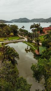 um grande corpo de água com árvores e um lago em Pousada Nosso Bosque em Porto Belo