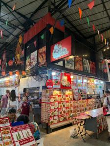 Σούπερ μάρκετ ή άλλα καταστήματα σε αυτός ο ξενώνας ή εκεί κοντά