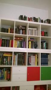 una estantería llena de libros en Rita Room, en Florencia