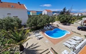 Stunning Apartment In Rab في Barbat na Rabu: منظر علوي لحوض سباحة في منتجع