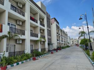 an empty street in front of a building at Hotel Grand Luxury Char Dham in Vrindāvan