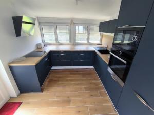 Kuchyň nebo kuchyňský kout v ubytování Maison atypique face à la mer, les pieds dans l'eau