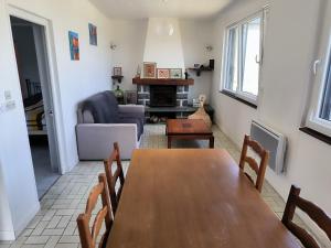 Posezení v ubytování Maison atypique face à la mer, les pieds dans l'eau