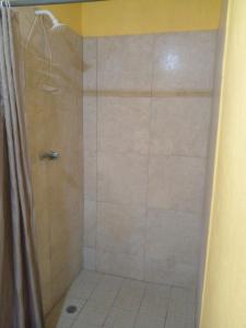 Un baño de Cabañas Martina Surf Playa Guanico 95 fotos más