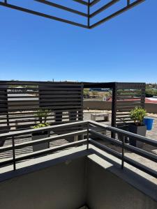 un balcone di un edificio con panchine e piante di SkyAre Windhoek CBD a Windhoek