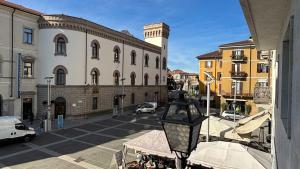 a view of a city street with a building at Romantic - Affitti Brevi Italia in Lecco