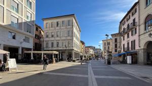 an empty street in a city with buildings at Romantic - Affitti Brevi Italia in Lecco