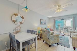 ein Wohnzimmer mit einem Tisch und ein Esszimmer in der Unterkunft Lani Kai 123 in Gulf Shores
