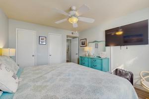 ein Schlafzimmer mit Bett und Deckenventilator in der Unterkunft Lani Kai 123 in Gulf Shores + 12 Fotos