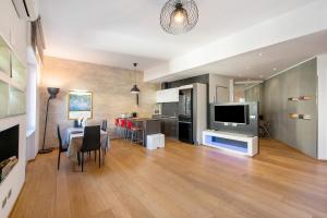 ジェノヴァにあるComfort-Moderno and Parkingのリビングルーム(ダイニングテーブル、テレビ付)