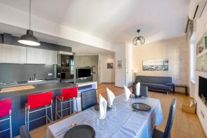 ジェノヴァにあるComfort-Moderno and Parkingのキッチン、リビングルーム(テーブル、赤い椅子付)