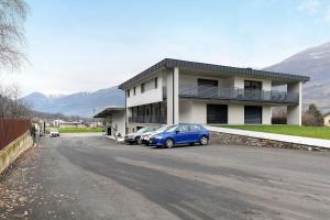 San SebastianoAppartamento Laris的停在大楼前的蓝色汽车