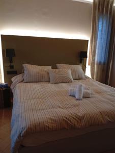 ein Schlafzimmer mit einem großen Bett mit zwei Handtüchern darauf in der Unterkunft Natura-Resort Les Pletes in Palouet + 13 Fotos