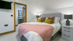 a bedroom with a large bed and a mirror at Llydaw in Pwllheli +92 photos