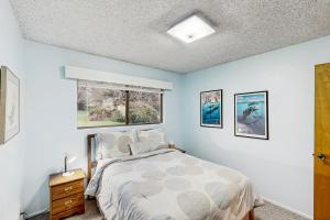 Una cama o camas en una habitación de Ocean Treasures