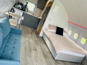 una pequeña sala de estar con sofá y cama en AeroHeaven Glamping, en Cavan