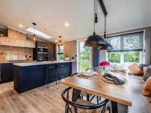 Η κουζίνα ή μικρή κουζίνα στο Coed Aros Lodge