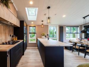 Η κουζίνα ή μικρή κουζίνα στο Coed Aros Lodge