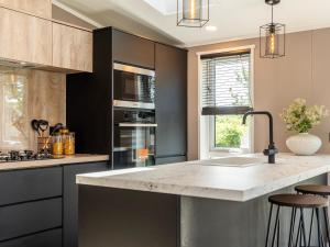 Η κουζίνα ή μικρή κουζίνα στο Coed Aros Lodge +19 φωτογραφίες