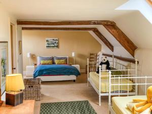 Ένα ή περισσότερα κρεβάτια σε δωμάτιο στο Weirmarsh Big Barn +9 φωτογραφίες