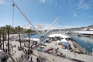 ジェノヴァにあるComfort-Moderno and Parkingのクレーンを持って川の近くに立っている人々のグループ