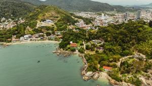 uma vista aérea de uma praia com uma cidade em Pousada Nosso Bosque em Porto Belo mais 184 fotografias
