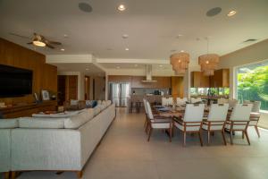 TV a/nebo společenská místnost v ubytování Casa Ohana 5 bdrs ocean view in Los Suenos