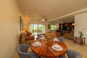 赫拉多拉Del Mar 4O 2 bdr Garden View in Los Suenos的带木桌椅的客厅