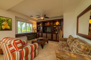 赫拉多拉Del Mar 4O 2 bdr Garden View in Los Suenos的有两张沙发和一台电视的客厅