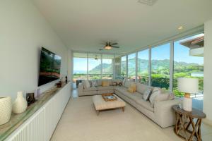 赫拉多拉Montecielo 4A 3 bdrs ocean view in Los Suenos的客厅里有一张沙发和一台电视