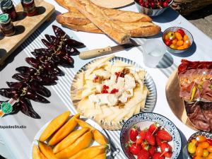 カンボ・レ・バンにあるT2 Confortable Cambo-les-Bains, Terrasse & Parking - FR-1-495-109の食品・果物の盛り合わせ +10枚の写真