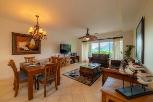 TV/trung tâm giải trí tại Del Mar 4G 3 bdr Garden View in Los Suenos