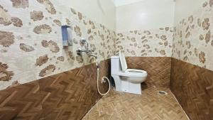 1 BHK Near AIG Hospital Sai Castle Serviced Apartment في Kondapur: حمام مع مرحاض أبيض في الغرفة