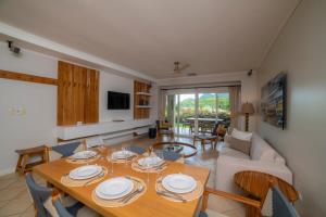 TV a/nebo společenská místnost v ubytování Del Mar 4N 3 bdr Garden View in Los Suenos