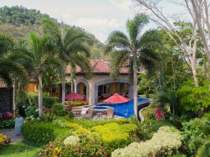 Vườn quanh Villa La Perla 4Bdrs Ocean views Los Suenos