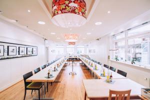 un comedor largo con mesas y sillas en Hotel Zum Ochsen, en Oberstenfeld