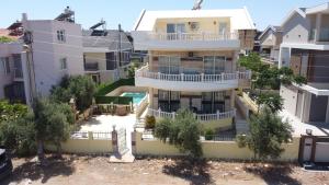 an aerial view of a house with a pool at ALTINKUMDA 12 Kişilik ÖZEL HAVUZLU VİLLA in Didim