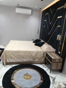 شقه مفروشه علي النيل فيو تحفه في ‘Ezbet el-Auqât: غرفة نوم مع سرير وسجادة على الأرض