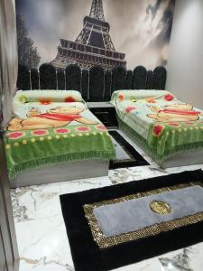 شقه مفروشه علي النيل فيو تحفه في ‘Ezbet el-Auqât: كعكتان أمام برج إيفل