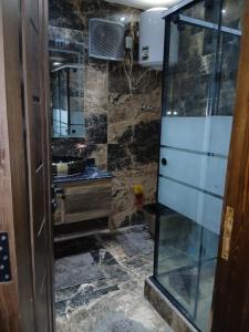 شقه مفروشه علي النيل فيو تحفه في ‘Ezbet el-Auqât: حمام مع دش زجاجي ومغسلة